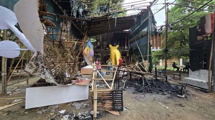 আগুনে পুড়ে গেছে দুটি প্রতিকৃতি।