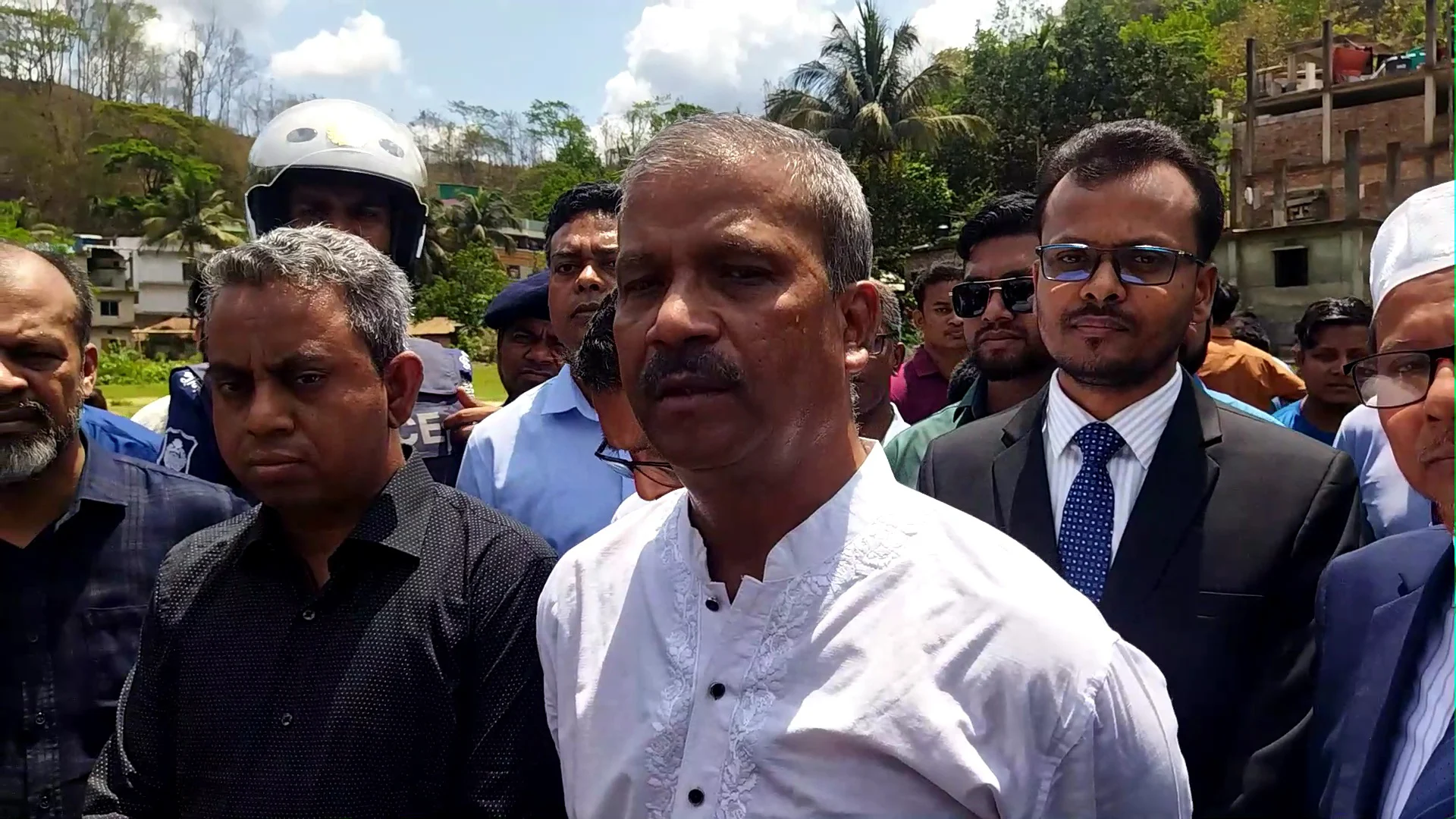 আইন, বিচার ও সংসদ বিষয়ক উপদেষ্টা ড. আসিফ নজরুল শনিবার বান্দরবানের চীফ জুডিশিয়াল আদালতের অধিগ্রহণকৃত জায়গা পরিদর্শন করেন। ছবি : বাসস
